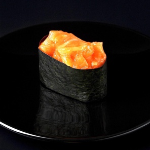 Гункан острый с лососем