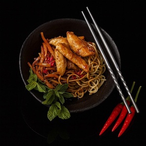 Удон с курицей острый соус