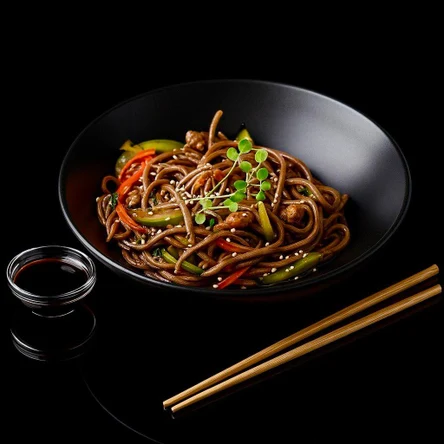 Соба с курицей в соусе тонкацу